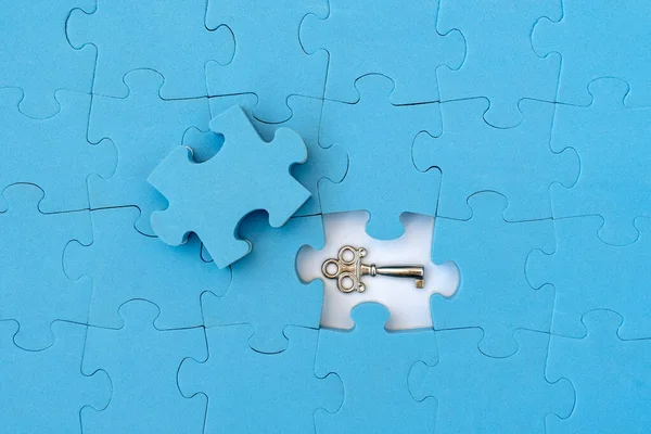 Βρείτε Κλειδί Της Λύσης Μπλε Παζλ Μικρό Κλειδί — Φωτογραφία Αρχείου