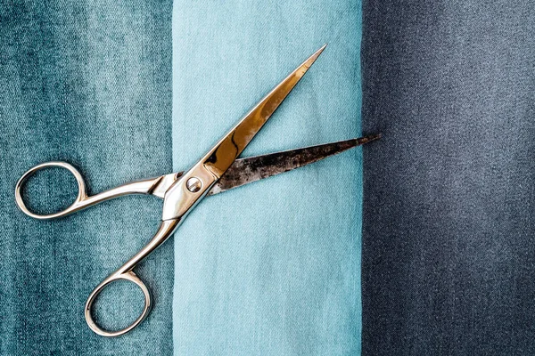 Verschillende Kleuren Jeans Met Oude Kleermakersschaar — Stockfoto