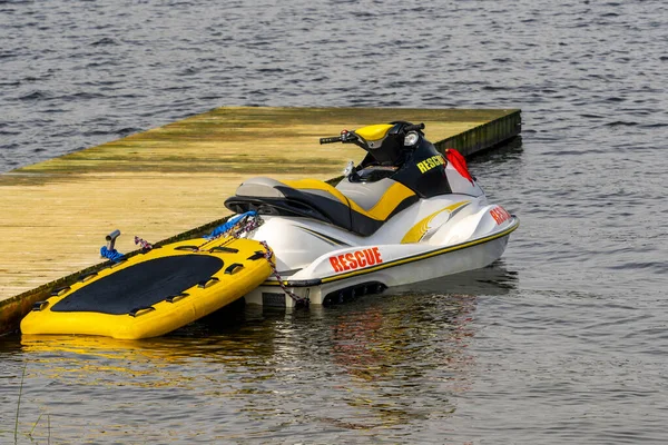 Jet Ski Soccorso Emergenza Ormeggiato Molo Legno Sul Lago — Foto Stock