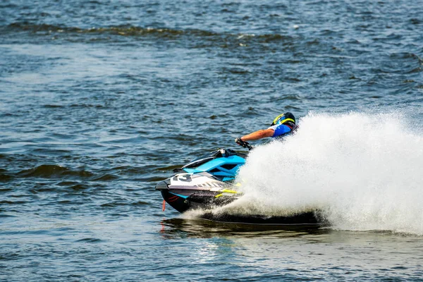 レース中に湖を高速でジェットスキー巡航に乗る男 — ストック写真