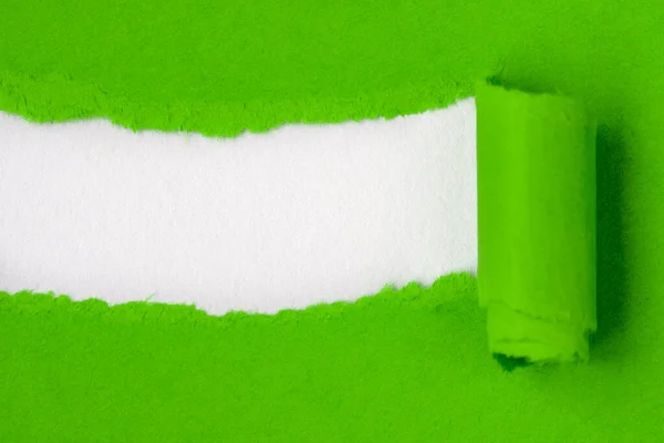 Зеленая Бумага Разорвана Открыть Белое Пустое Пространство Копирования — стоковое фото