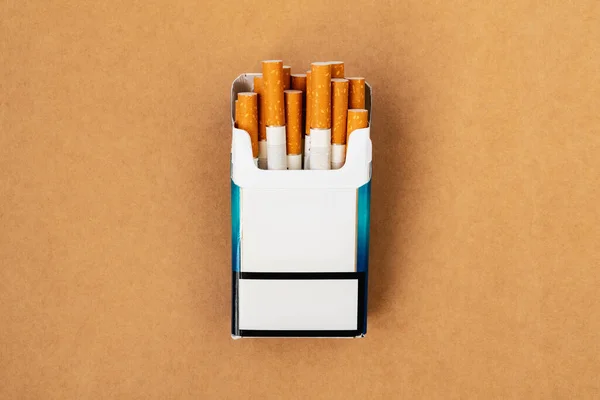 Envase Cigarrillos Con Espacio Blanco Envase Cigarrillos Con Cigarrillos Que —  Fotos de Stock