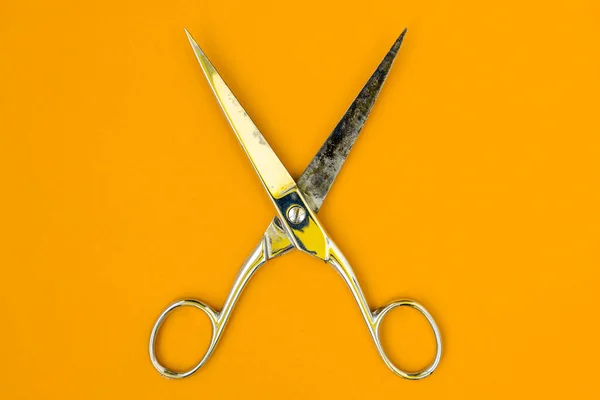 Velmi Ostré Retro Profesionální Krejčovské Nůžky Žlutém Pozadí — Stock fotografie