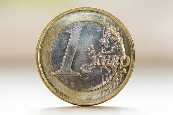 Один євро ізольовано на розмитому фоні — стокове фото