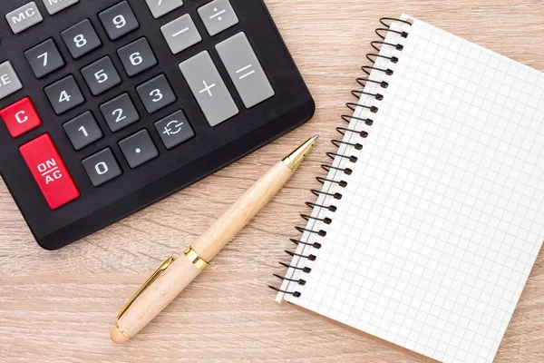 Notebook, bolígrafo y calculadora — Foto de Stock