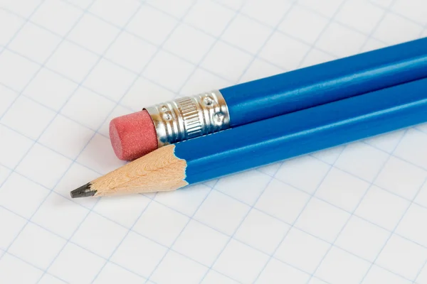 Crayons sur le cahier d'exercices carré — Photo