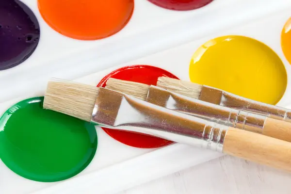 Paleta de pinturas de acuarelas con pinceles — Foto de Stock