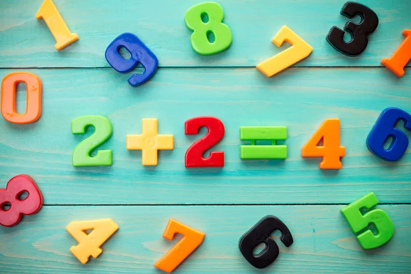 Kunststoff-Nummern mit Mathe Beispiel auf mittlerer — Stockfoto