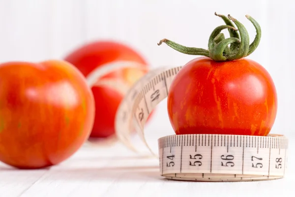 Tomaten Obst und Schneider-Maßband — Stockfoto