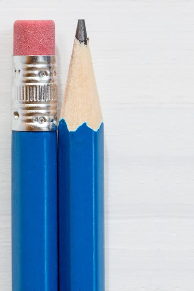 Dois lápis sobre fundo de madeira — Fotografia de Stock