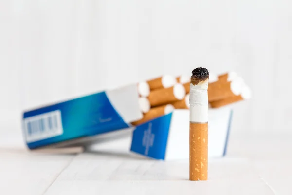 Cigarette package and butt — Stock Photo, Image