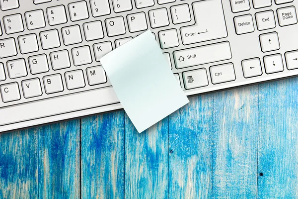 Sticky note is on the computer keyboard — Stock Photo, Image