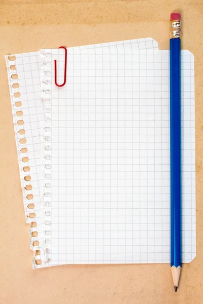 Gecontroleerde Kladblok papier en potlood — Stockfoto