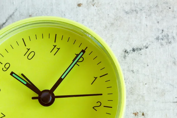 Green clock face over a dirty background — Stock Photo, Image