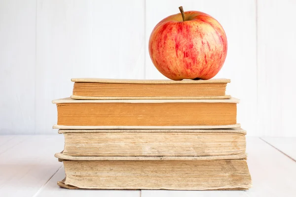 Stapel boeken met rode appel — Stockfoto