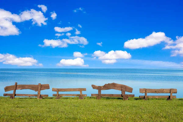 Wooden benches in front of the sea — Stock Photo, Image
