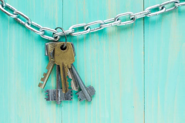 Schlüssel auf blauem Hintergrund Holz hängend — Stockfoto