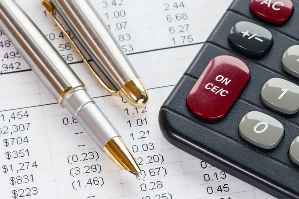 Accounting in process with calculator and pen — Stock Photo, Image