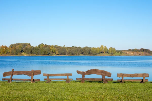 Cuatro bancos de madera en el lago —  Fotos de Stock