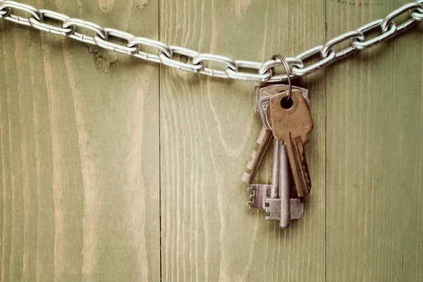 Nycklarna hängde på kedja — Stockfoto
