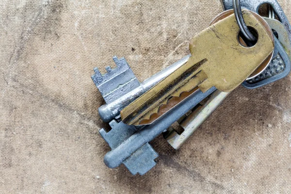 Gamla nycklar på smutsig duk — Stockfoto