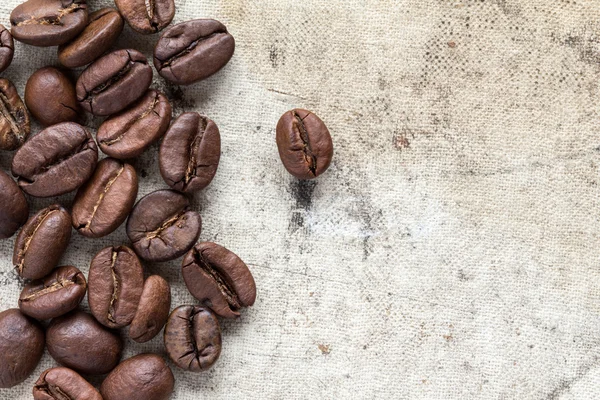 Смажені кавові зерна на брудному полотні Ліцензійні Стокові Фото