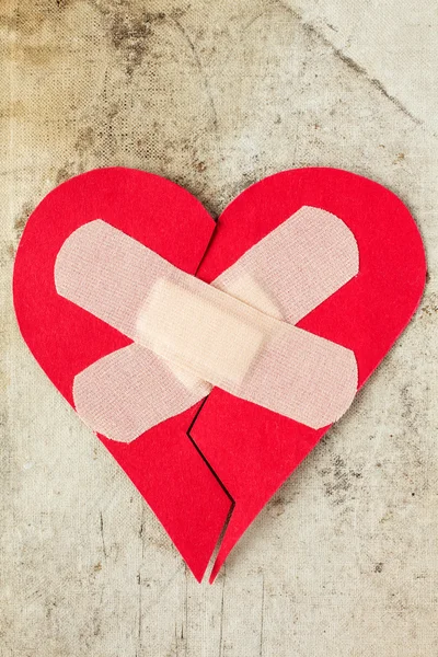 Broken heart on dirty background — Stock Photo, Image