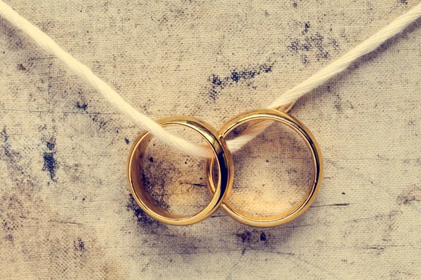 Wedding rings hanging on rope — Stock Photo, Image