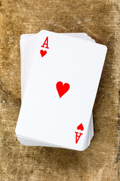 Карткова палуба з тузом сердець — стокове фото