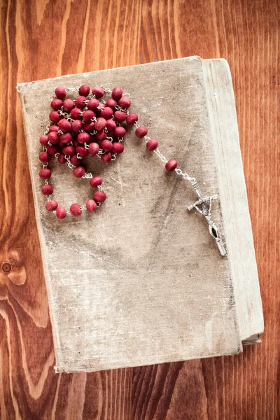 Oud boek en katholieke rozenkrans — Stockfoto