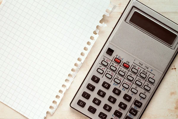 Ancienne calculatrice et papier carré blanc — Photo