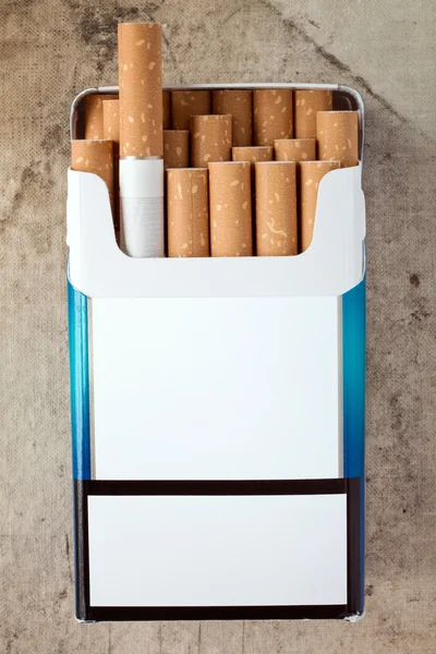Пакет сигарет з сигаретами, що стирчать — стокове фото