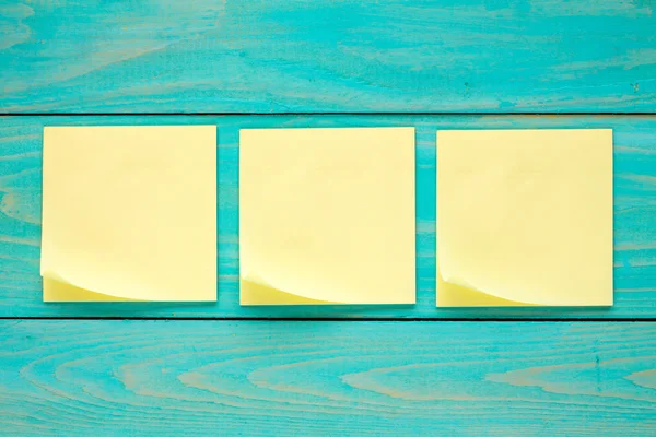 Tres papelitos en blanco — Foto de Stock