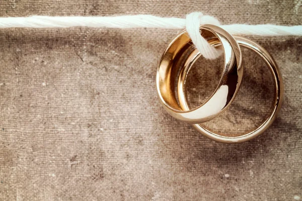 Anéis de ouro pendurado na corda — Fotografia de Stock