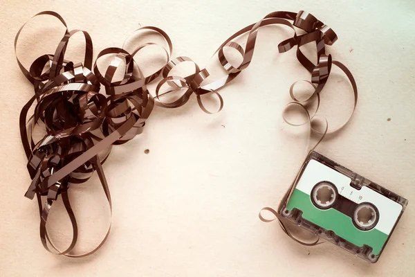 Audio cassette op gekleurd papier — Stockfoto