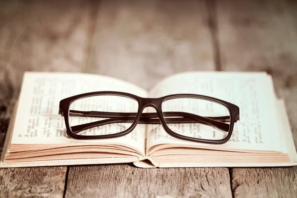 Gafas de lectura sobre el libro antiguo — Foto de Stock