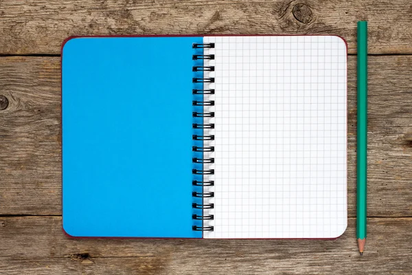 Empty notebook with a pencil — kuvapankkivalokuva