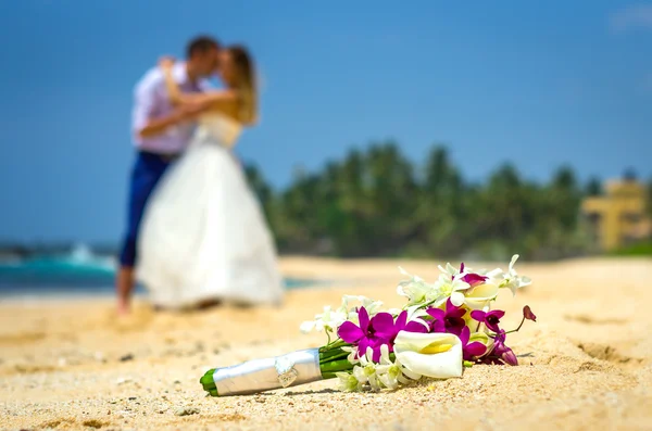 Hochzeitspaar am Strand — Stockfoto