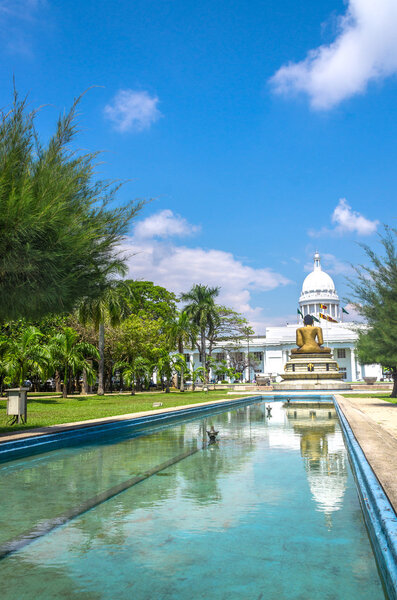 COLOMBO, SRI LANKA - 27.02.2015. Здание мэрии Коломбо, штаб-квартира Коломбо и парк Вихарамахадеви, старейший и самый большой парк в сердце города Коломбо
