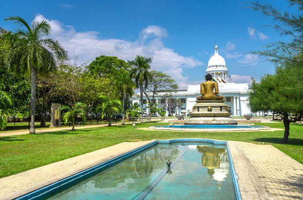COLOMBO, SRI LANKA - 27 février 2015. Hôtel de ville de Colombo, le siège de Colombo et le parc Viharamahadevi, le plus ancien et le plus grand parc au cœur de la ville de Colombo — Photo