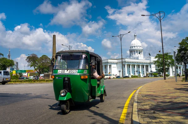 Colombo, Sri Lanka 27 Şubat 2015: Tuk Tuk bir şehir içinde Colombo, Sri Lanka 27 Şubat, 2015 tarihinde sokak