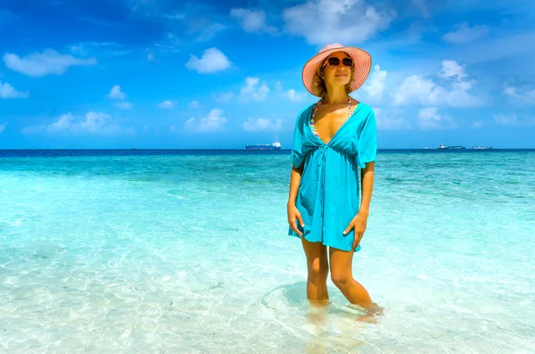 Junge schöne Frau entspannt sich am Strand — Stockfoto