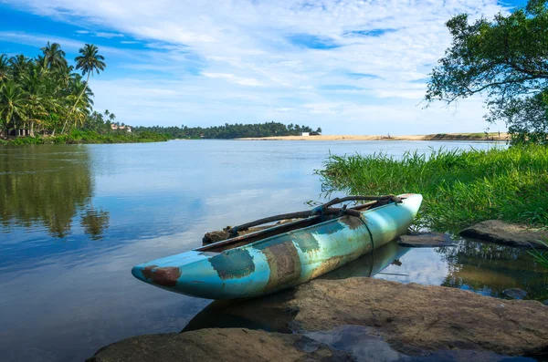 Traditional fisherman boat in Sri Lanka beach — Stock Photo, Image