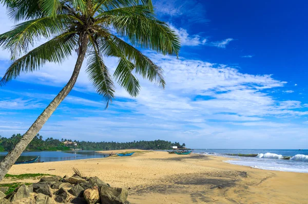 Traditional fisherman boat in Sri Lanka beach — Stock Photo, Image