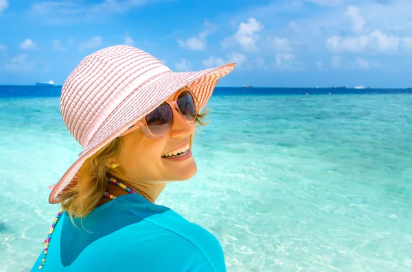 Unga vackra kvinnan avkopplande på en strand — Stockfoto