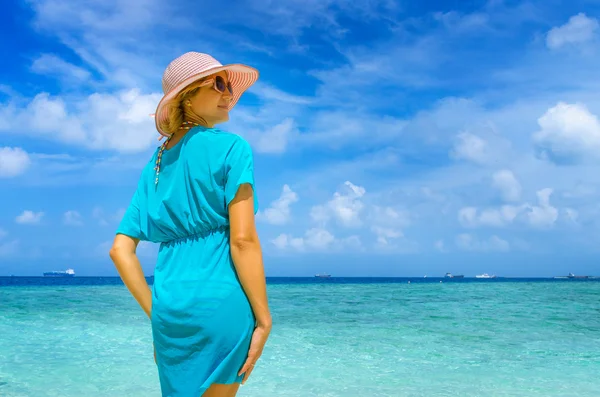 Mladá krásná žena relaxaci na pláži — Stock fotografie
