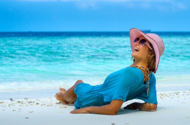 Genç güzel kadın rahatlatıcı bir plajda