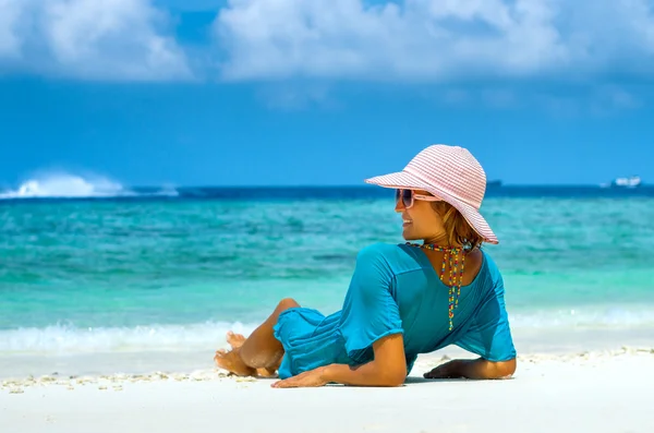 해변에서 편안한 젊은 아름 다운 여자 — 스톡 사진