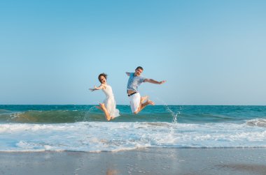 Çekici genç bir çift bir tropikal plaj