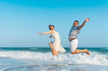 Çekici genç bir çift bir tropikal plaj